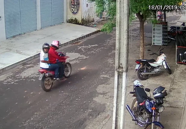 Os acusados foram flagrados por uma câmera de segurança