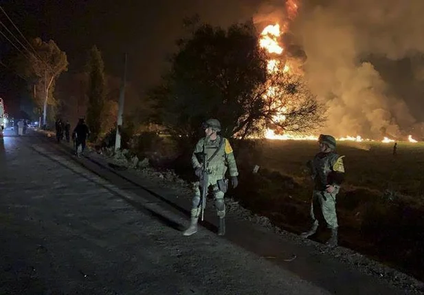 Soldados após explosão no México