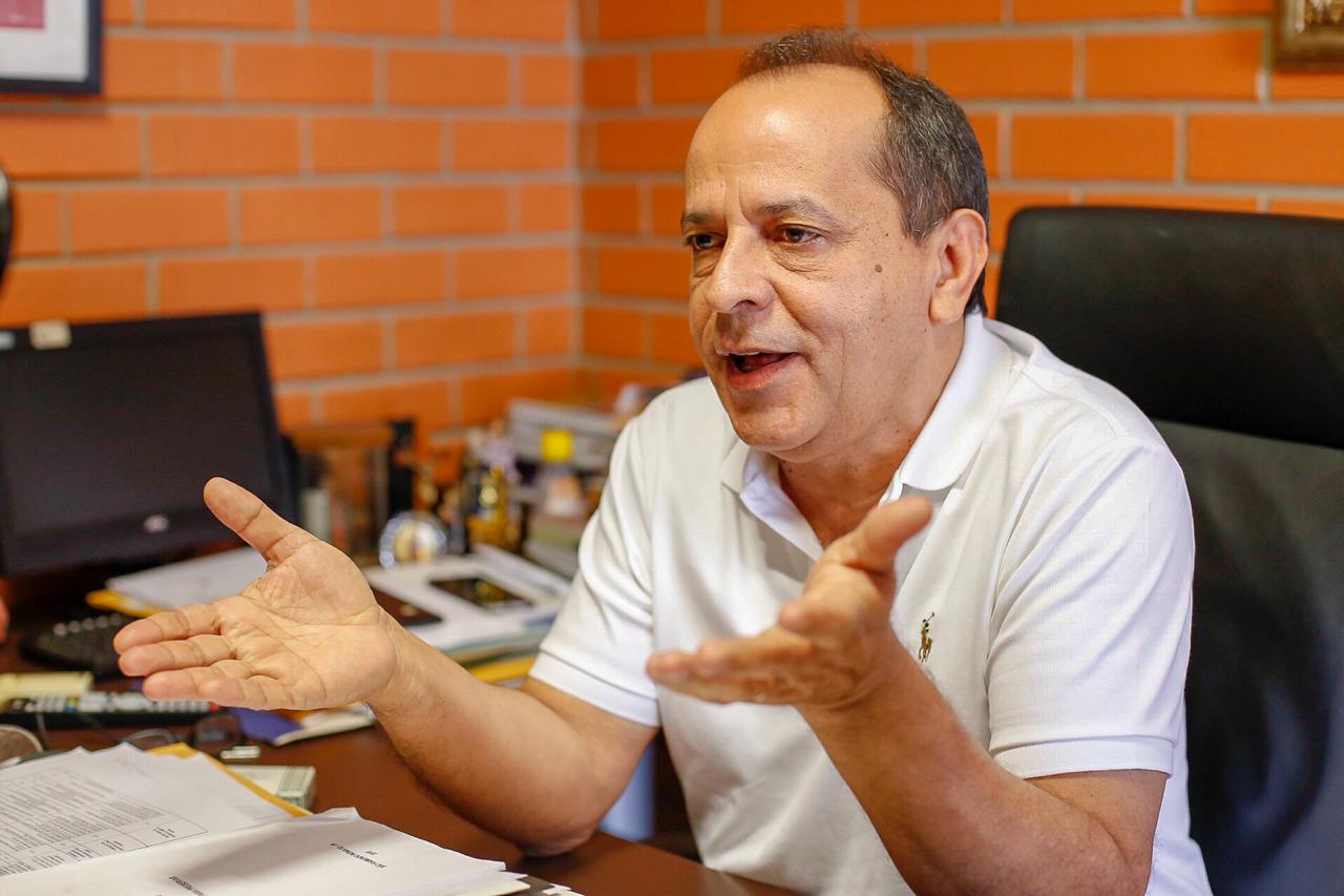 Deputado Hélio Isaías em seu gabinete
