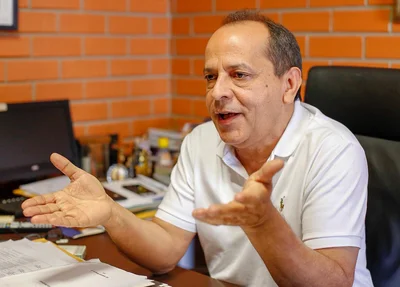 Deputado Hélio Isaías em seu gabinete