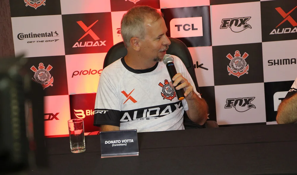 Donato Votta fala durante coletiva