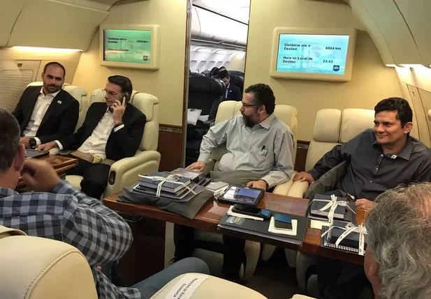  Jair Bolsonaro ao lado do filho, o deputado federal Eduardo Bolsonaro, o ministro das Relações Exteriores Ernesto Araújo e o ministro da Justiça Sérgio Moro dentro do avião presidencial 