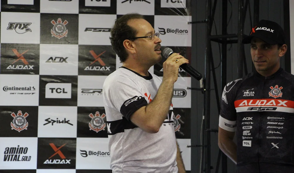 João Claudino Júnior apresentando o time 