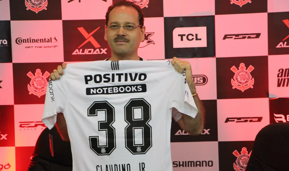 João Claudino Júnior ganhou do presidente do Corinthians a camisa do clube