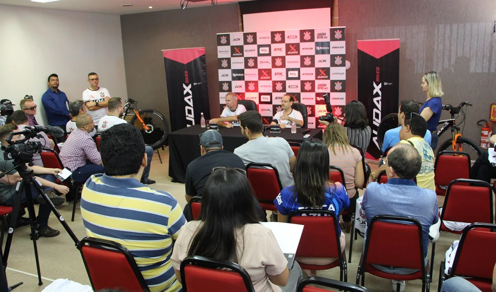 Público presente na coletiva da Audax
