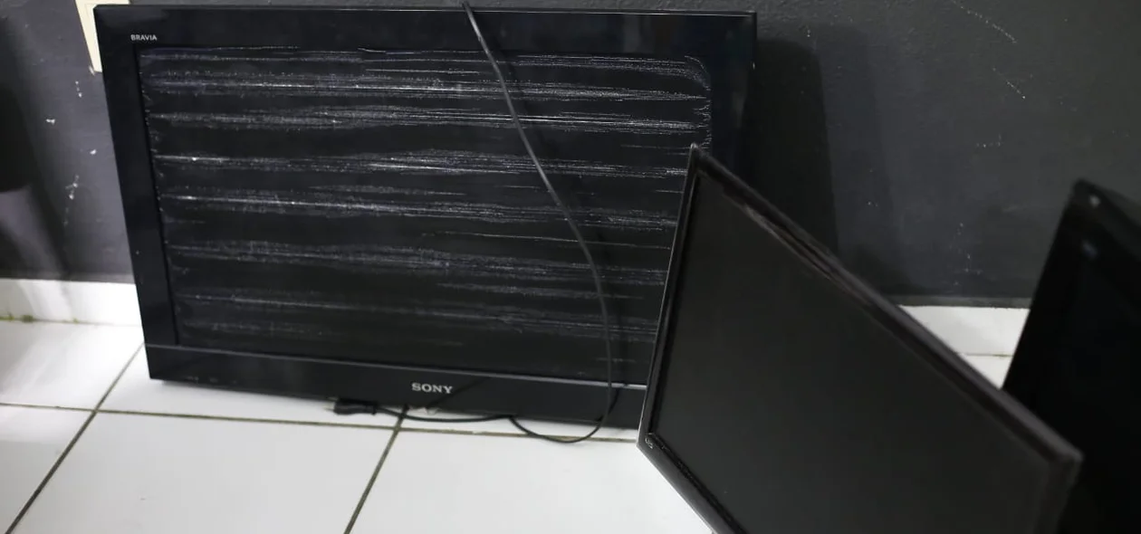 Televisores encontrados com Josenil