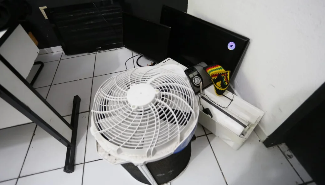 Ventilador e televisores recuperados