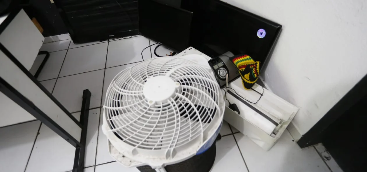 Ventilador e televisores recuperados