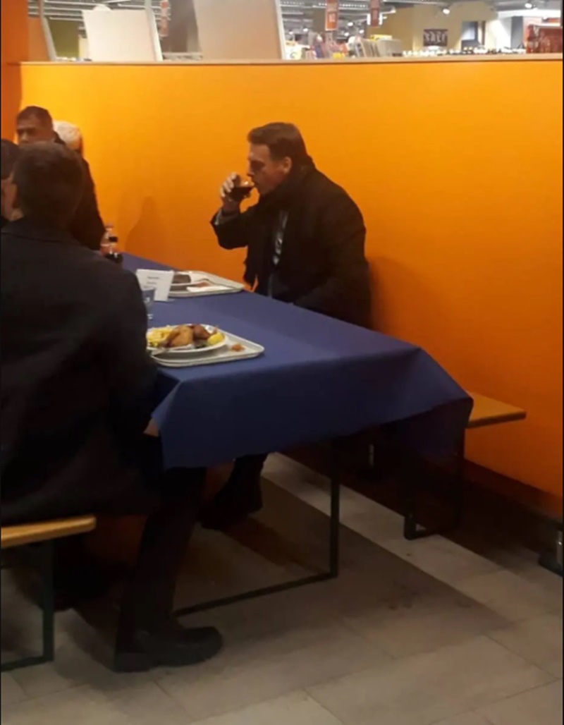 Jair Bolsonaro almoçando em restaurante popular 