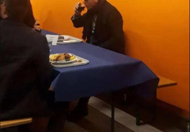 Jair Bolsonaro almoçando em restaurante popular 