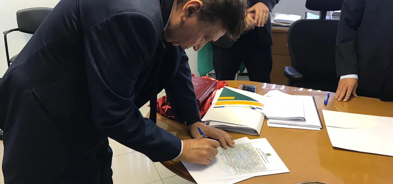 Olímpio Galvão assinando o termo de posse 