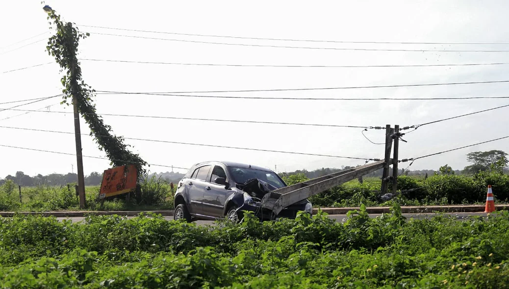 Acidente na Avenida Josué de Moura Santos