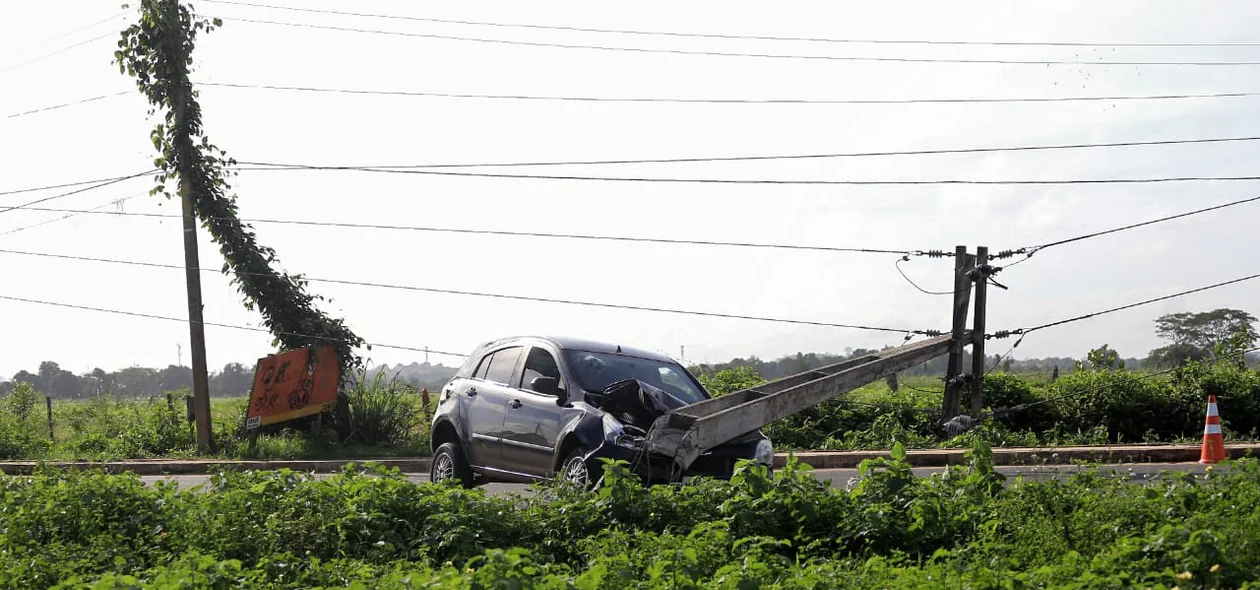 Acidente na Avenida Josué de Moura Santos