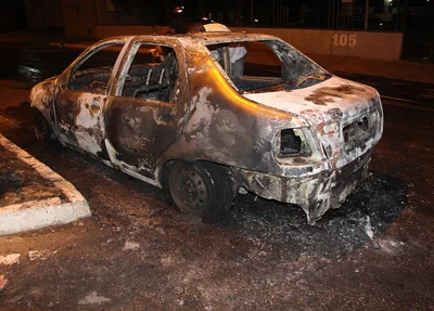 Carro ficou destruído