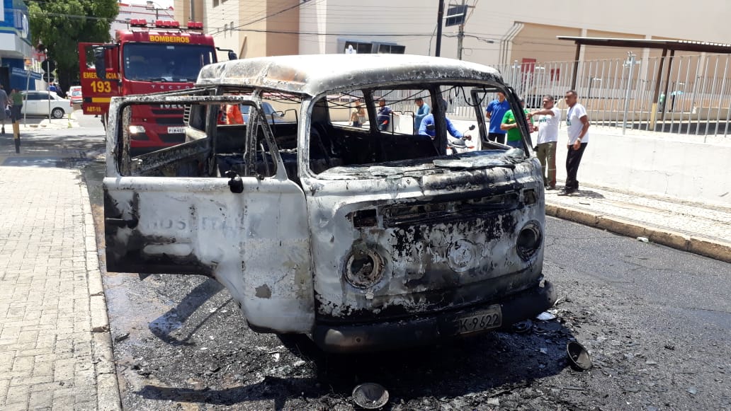 Kombi pegou fogo no Centro de Teresina