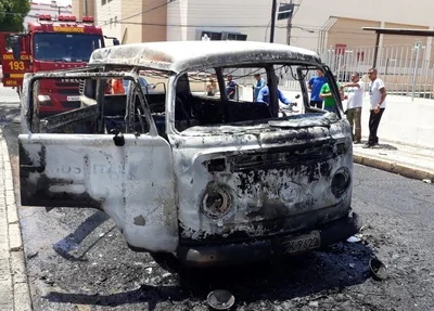 Kombi pegou fogo no Centro de Teresina