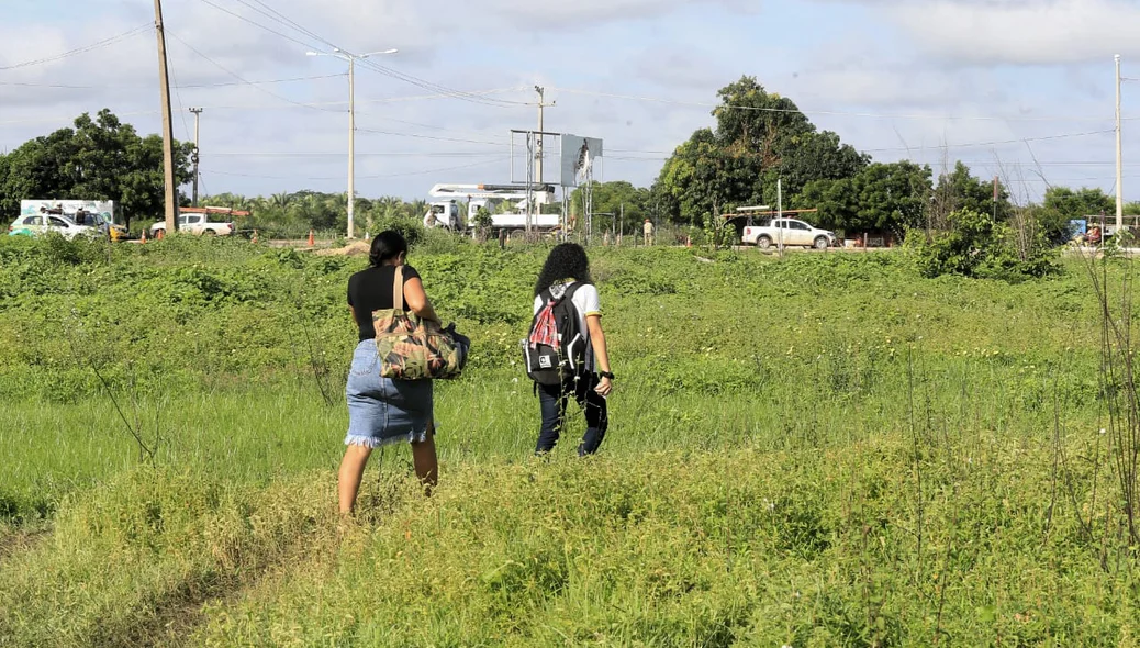 Pedestres tiveram que desviar o caminho porque havia um poste energizado na pista