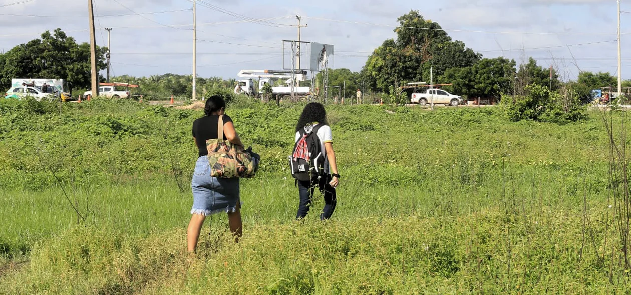 Pedestres tiveram que desviar o caminho porque havia um poste energizado na pista