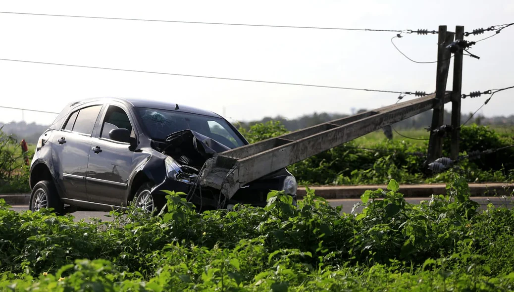 Poste caiu sobre o veículo na Avenida Josué de Moura Santos