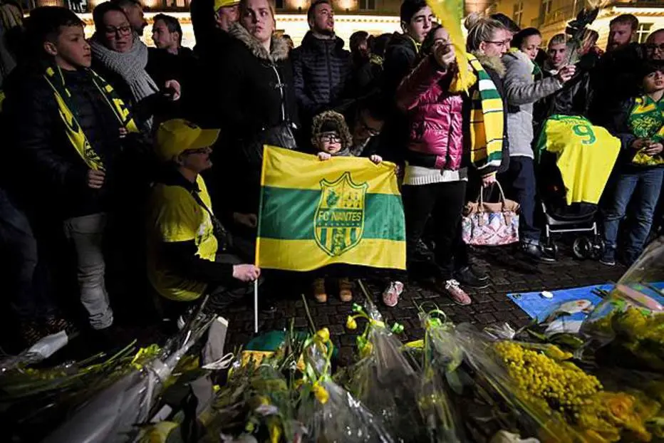 Torcedores lotam praça em Nantes e fazem homenagem a Emiliano Sala