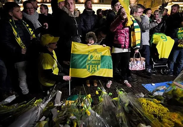 Torcedores lotam praça em Nantes e fazem homenagem a Emiliano Sala