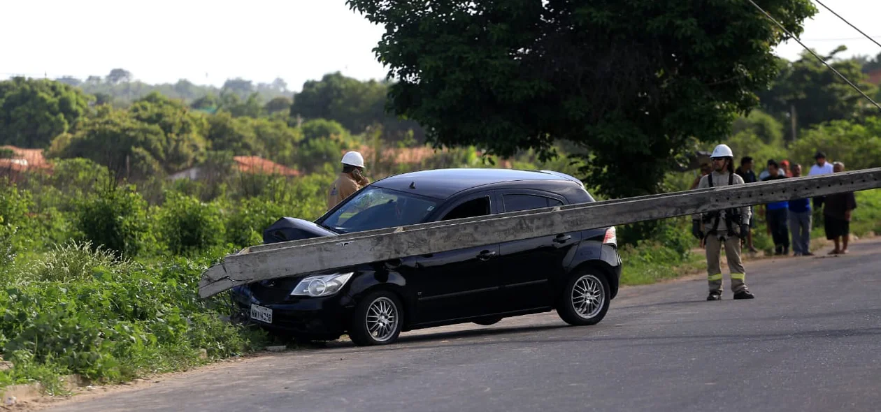Veículo ficou atravessado na via