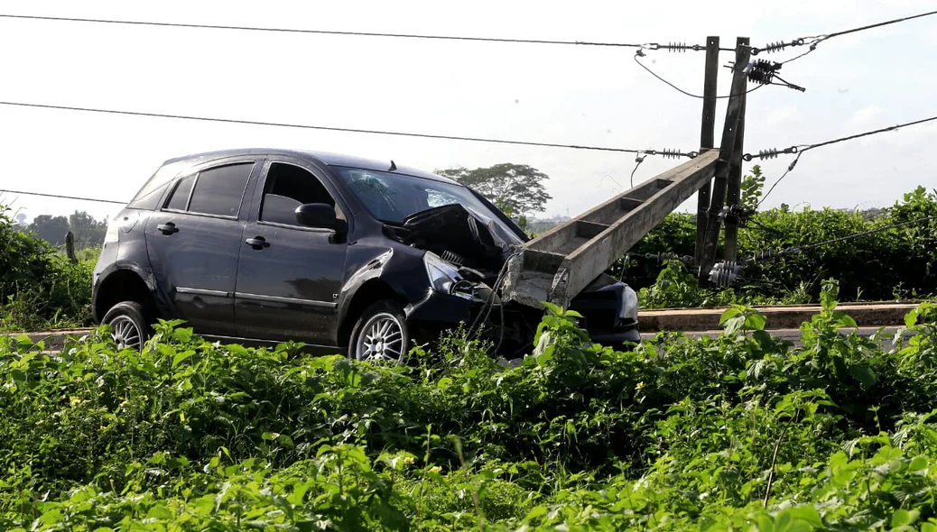 Veículo ficou parcialmente destruído