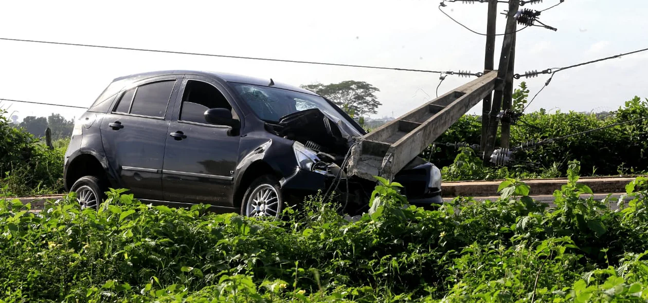 Veículo ficou parcialmente destruído