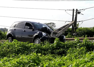 Veículo ficou parcialmente destruído