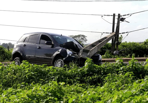 Veículo ficou parcialmente destruído
