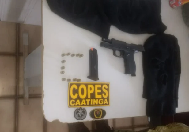 A arma foi encontrada enterrada em um local de difícil acesso