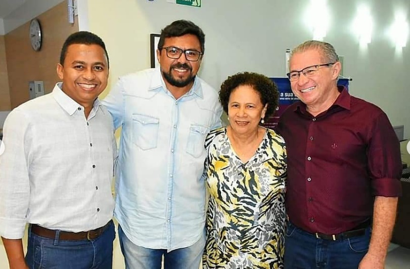 Governadora em exercício Regina Sousa ao lado de autoridades em Oeiras