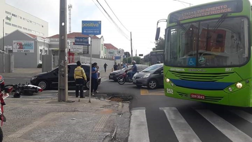 O acidente ocorreu no cruzamento da Avenida Frei Serafim com a Rua Pires de Castro