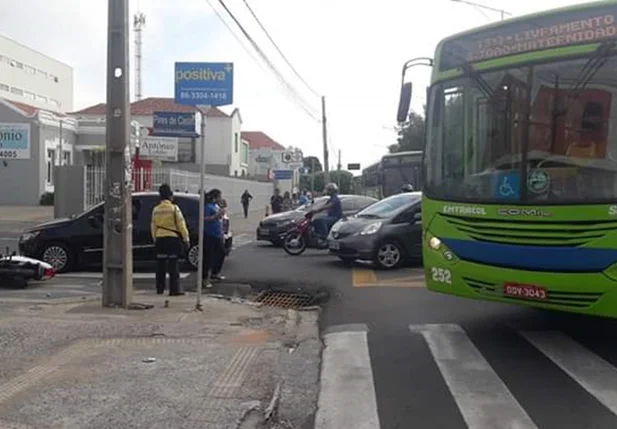 O acidente ocorreu no cruzamento da Avenida Frei Serafim com a Rua Pires de Castro
