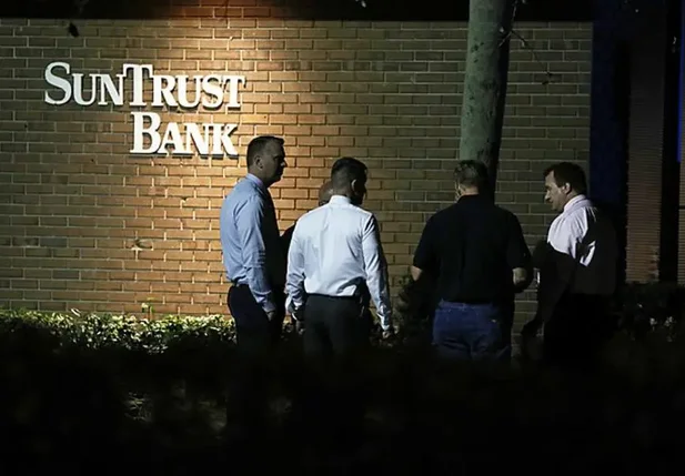 Policiais patrulham agência do SunTrust Bank, na Flórida