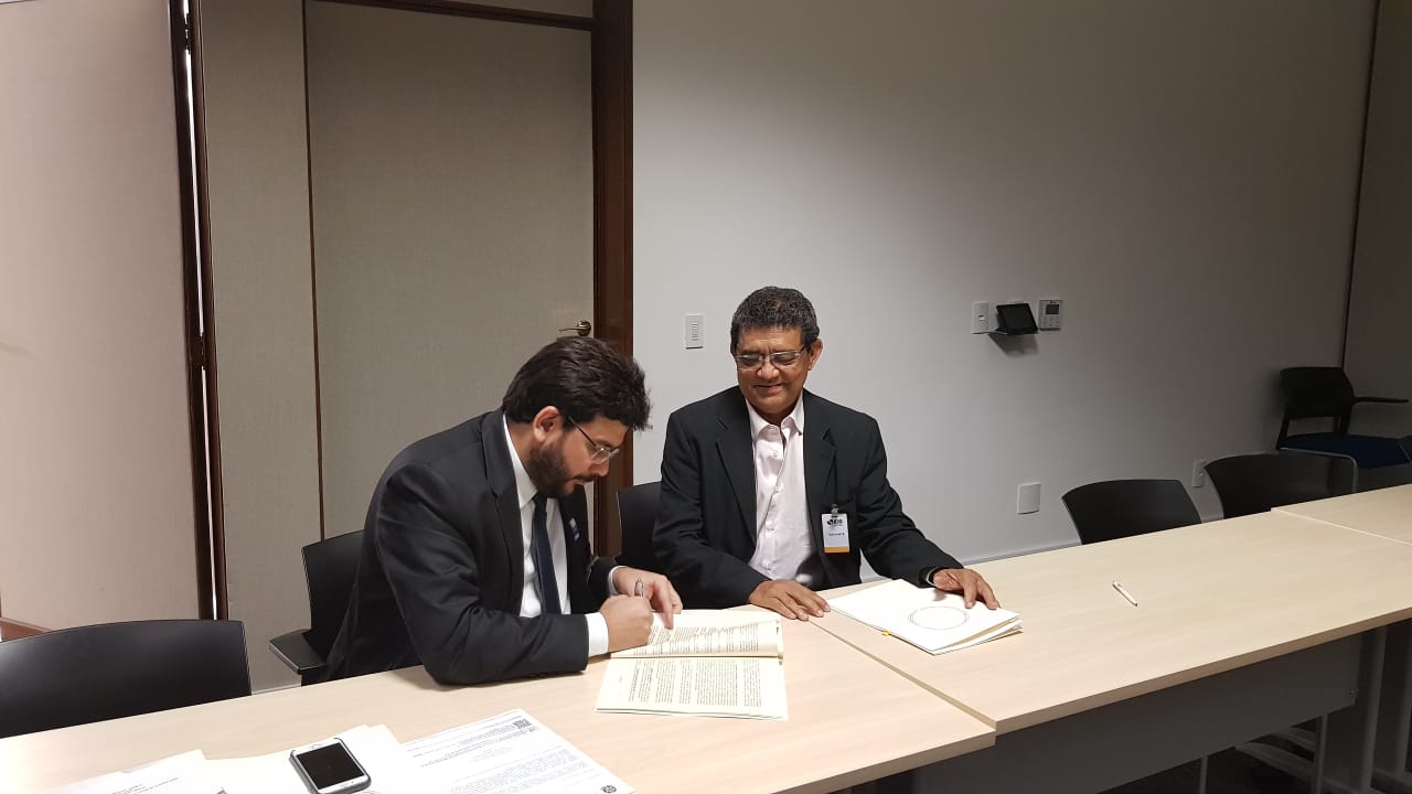 Rafael Fonteles assinando empréstimo 