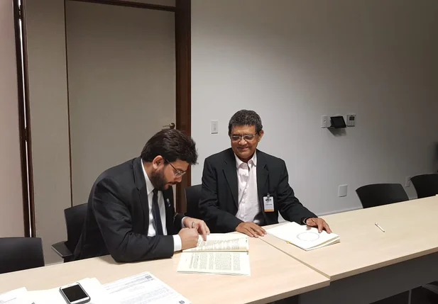 Rafael Fonteles assinando empréstimo 