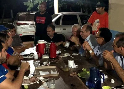 Themístocles janta com aliados