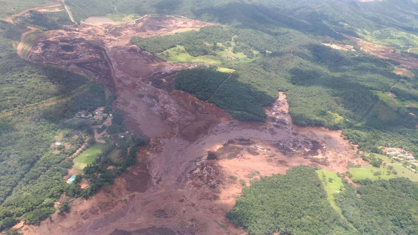 Imagem aérea mostra o rompimento de barragem em Brumadinho, Minas Gerais