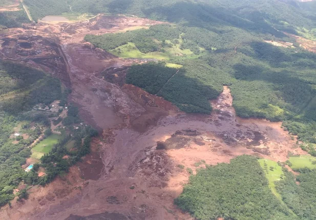 Imagem aérea mostra o rompimento de barragem em Brumadinho, Minas Gerais