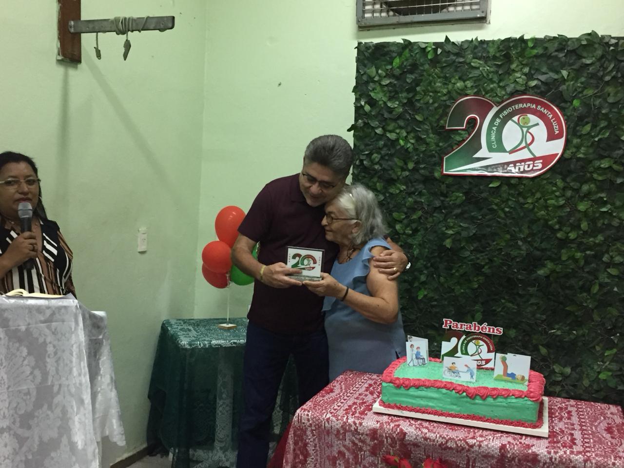 João Mádison é homenageado durante aniversário de clínica na zona sul