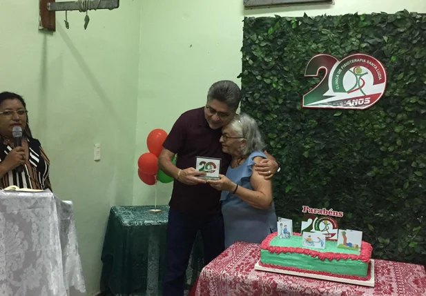 João Mádison é homenageado durante aniversário de clínica na zona sul