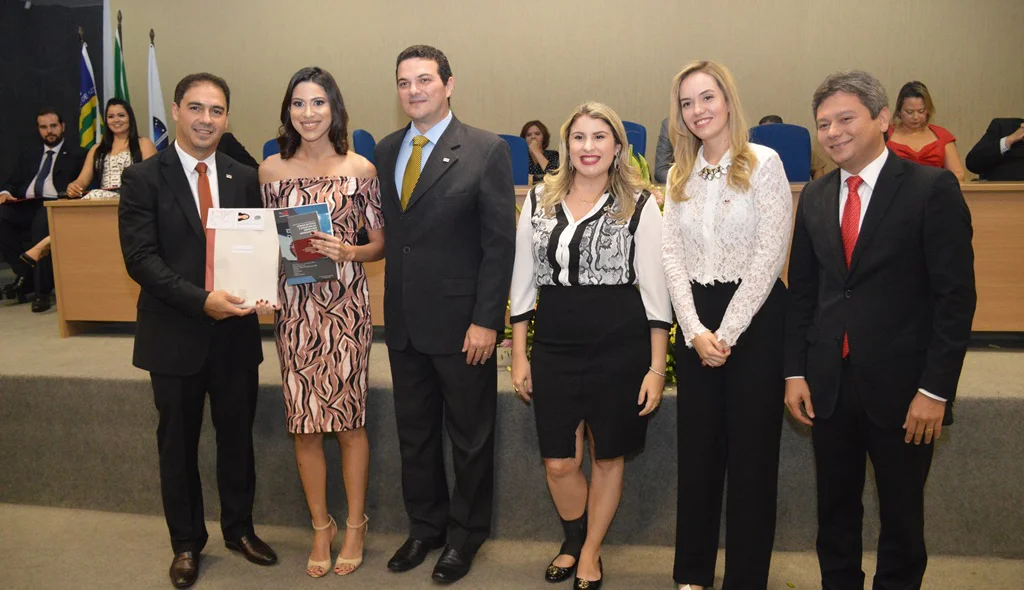 Novos advogados recebem carteira da OAB