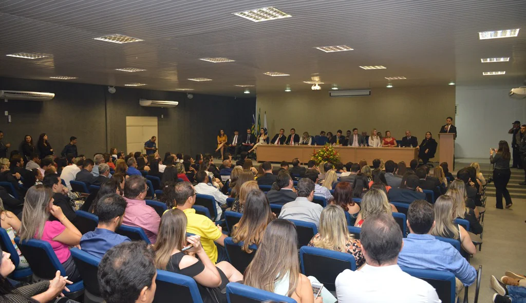 Público acompanha discurso de Kléber Curica