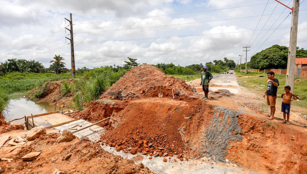 Buraco onde está sendo construída a galeria