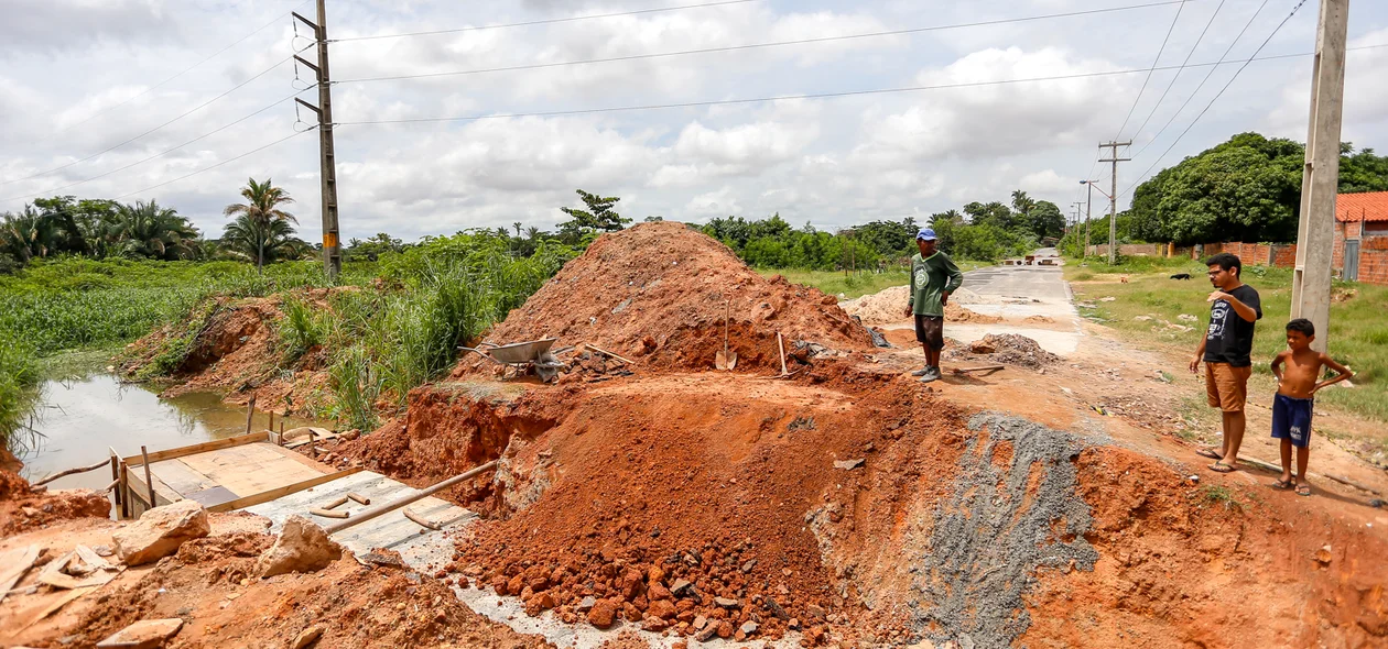 Buraco onde está sendo construída a galeria