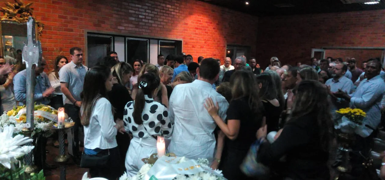 Familiares e amigos se despedem do ex-deputado