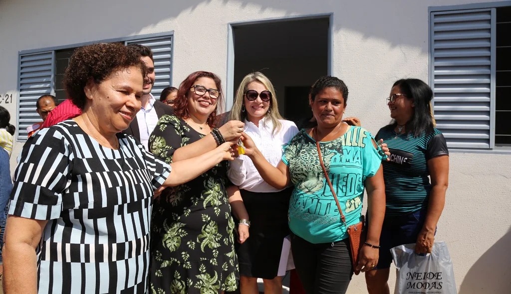 Governadora em exercício, Regina Sousa participou da inauguração do residencial 