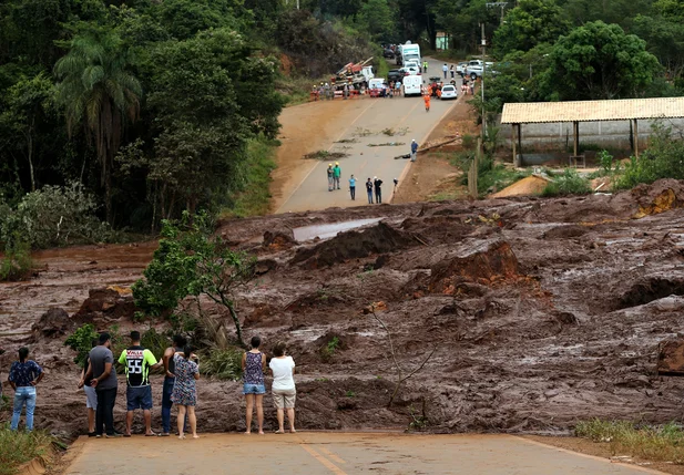 Lama no Córrego do Feijão dividiu estrada em Brumadinho, região metropolitana de Belo Horizonte