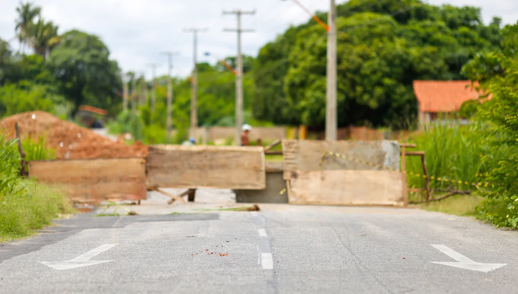 O jovem pilotava uma motocicleta